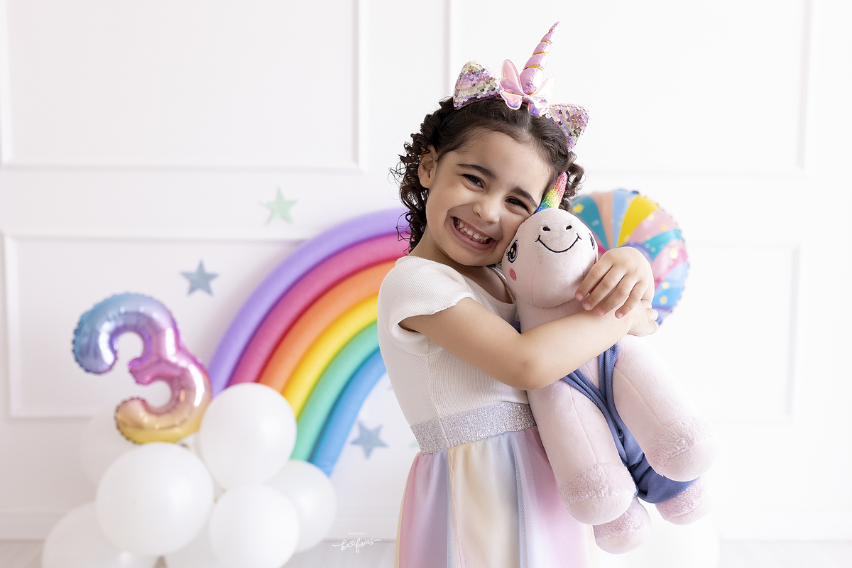 amenina sorri na sessão de fotos