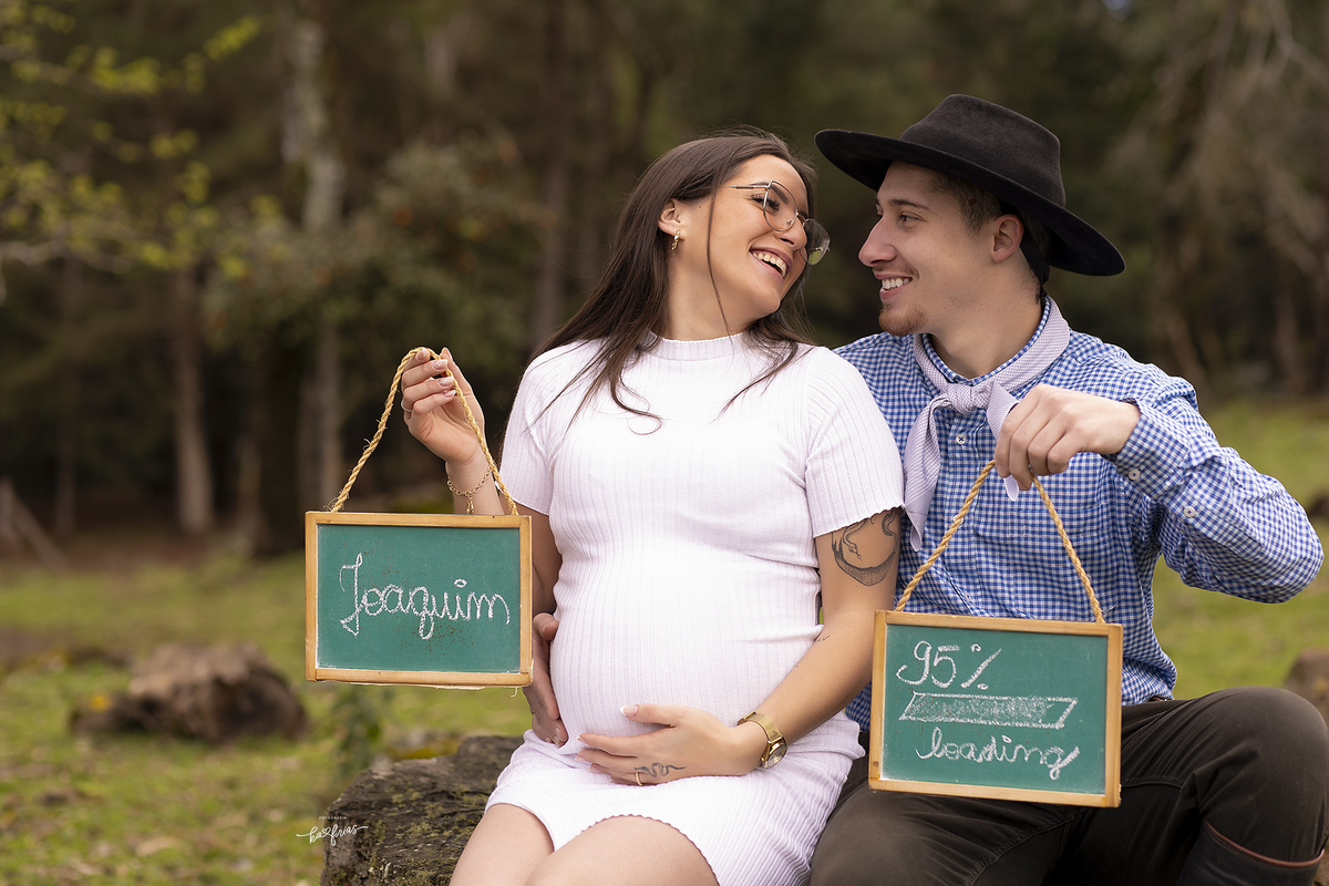 os modelos sorriem no ensaio de gestante