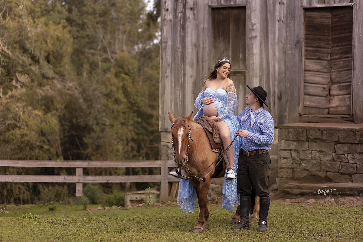os modelos posam com a egua na sessão de fotos