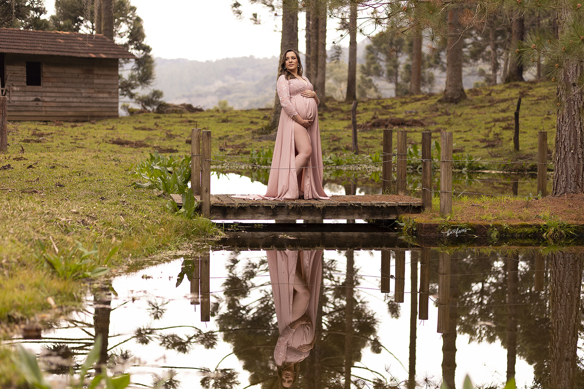 a gestante posa para a fotografa de caxias do sul, ka frias