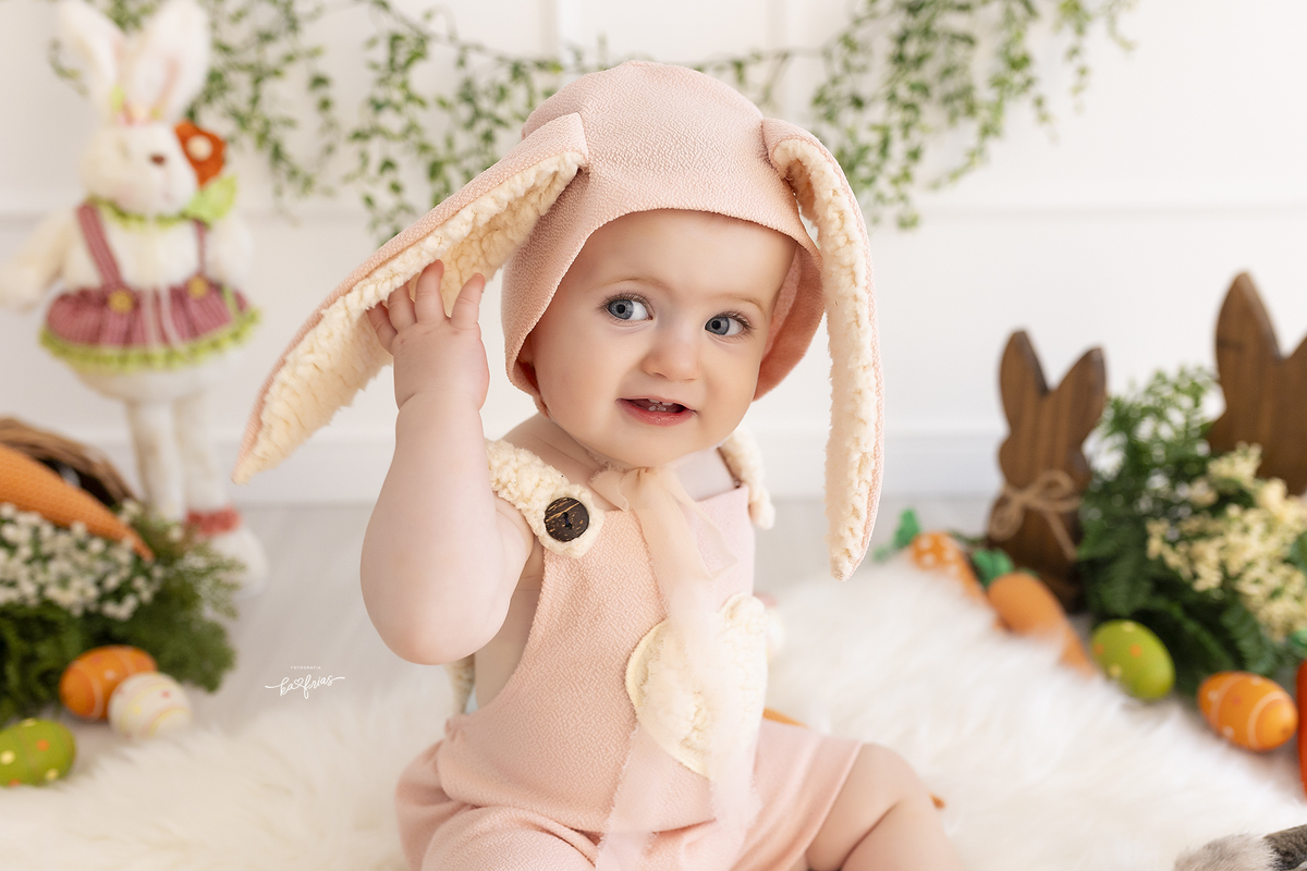 a menina puxa a orelha no ensaio de pascoa