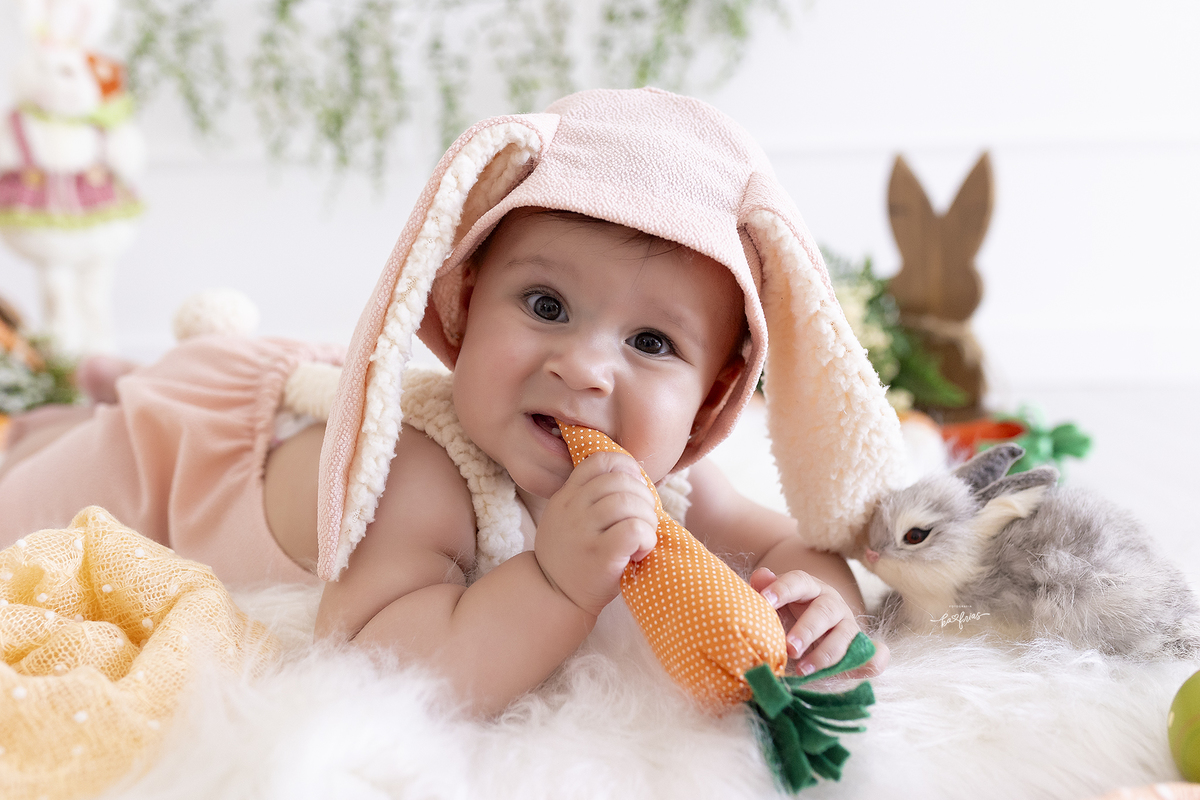 a menina come a cenoura no ensaio de pascoa