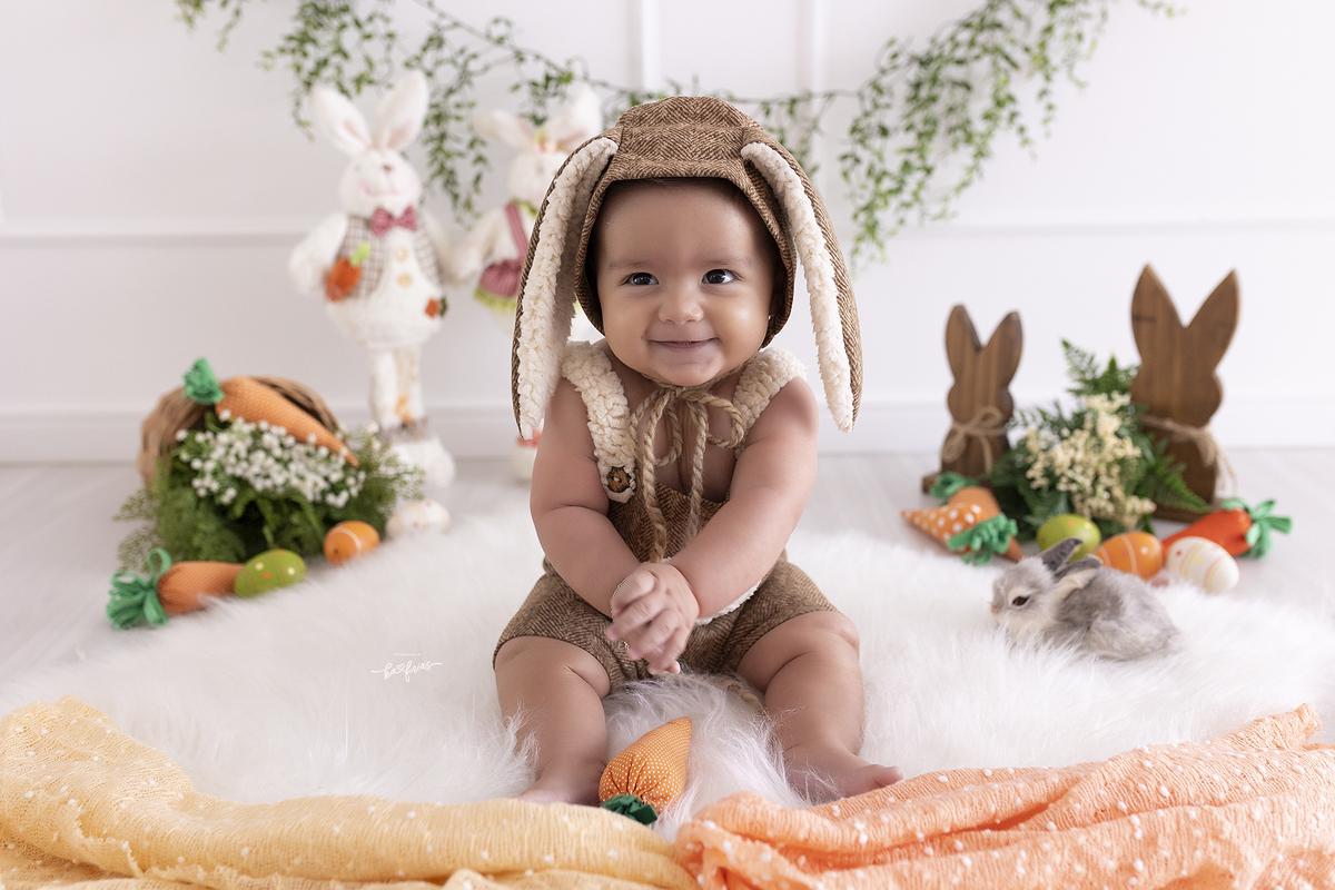 o bebe sorri para a fotografa de caxias do sul