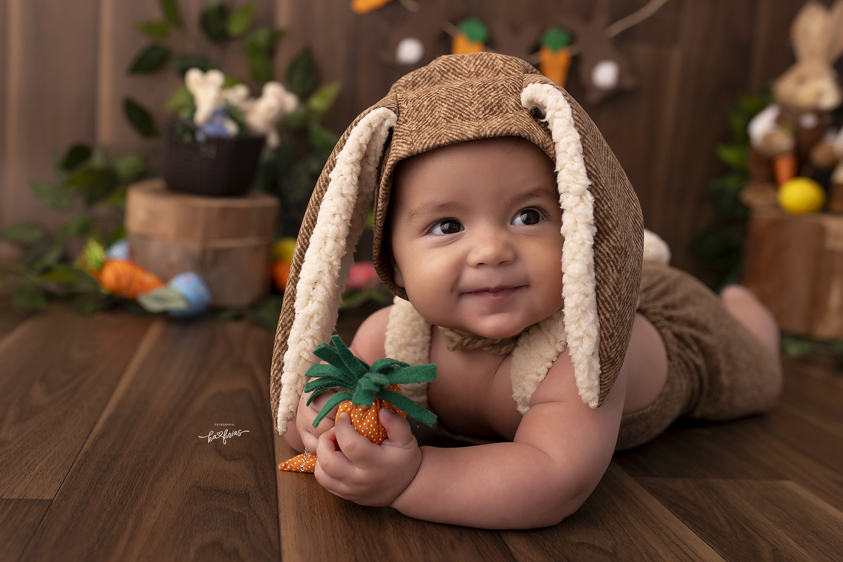 no ensaio de pascoa em caxias do sul, o bebe segura a cenoura