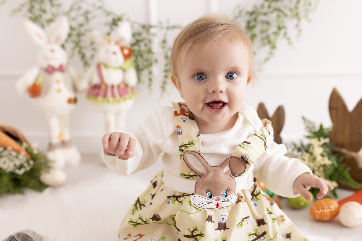 a bebe sorri para a fotografa de bebes de caxias do sul
