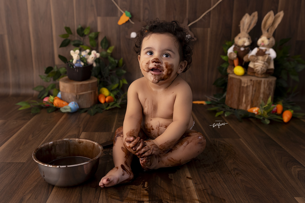 o menino se lambuza no ensaio de pascoa 2025