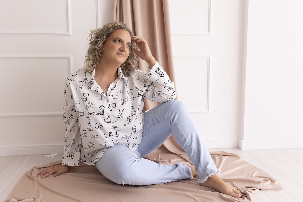 a modelo posa para as fotos pessoais