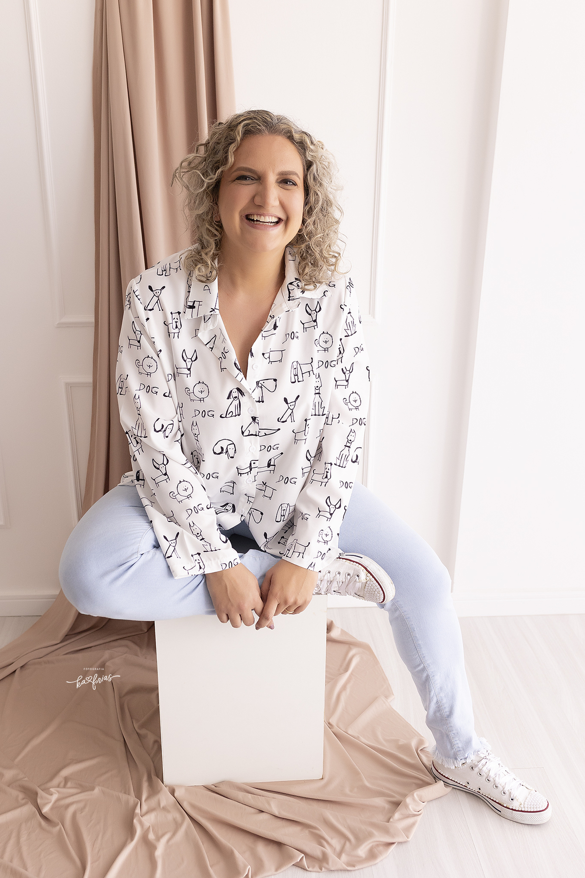 a modelo sorri no ensaio pessoal