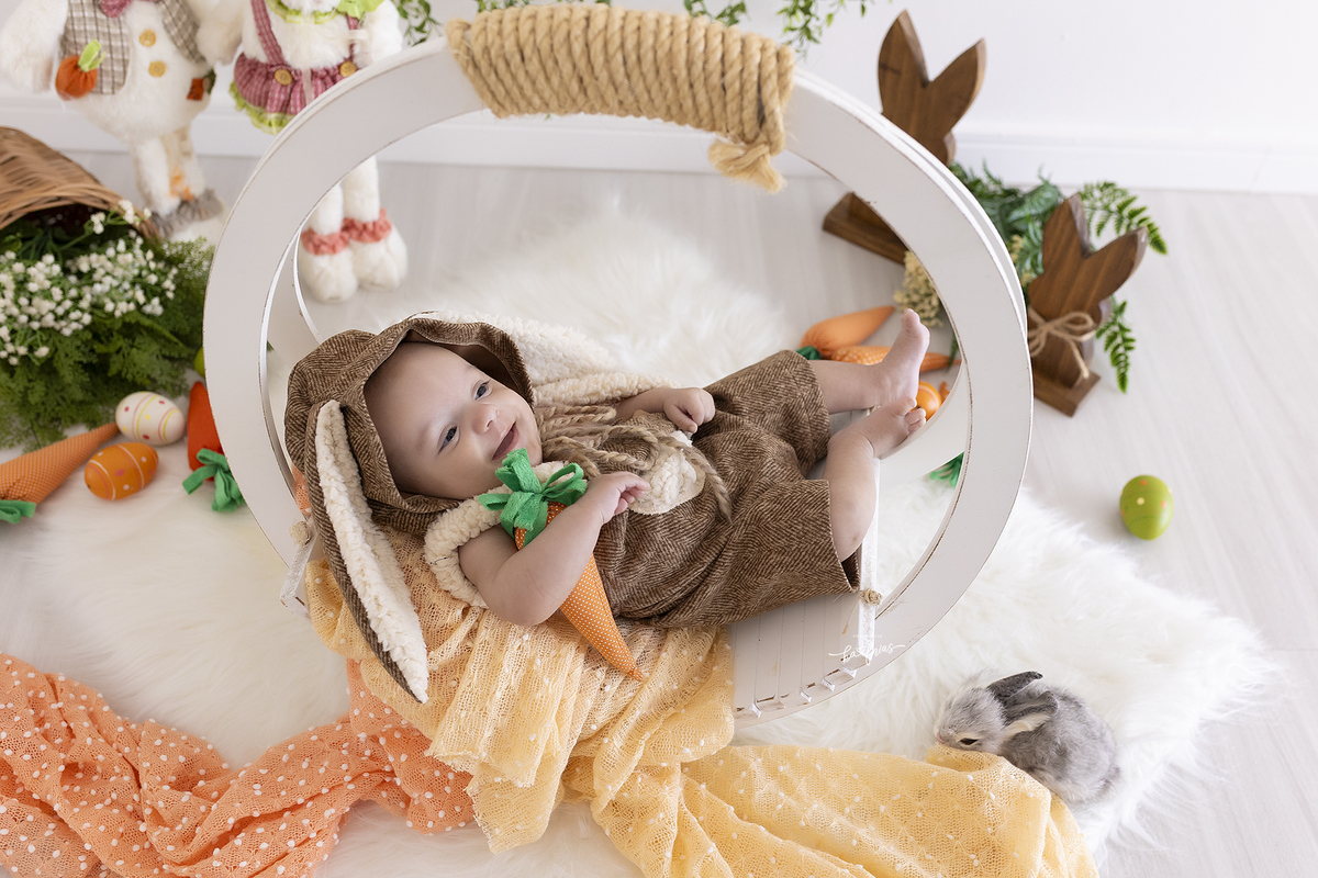 o menino esta vestido de coelhinho de pascoa