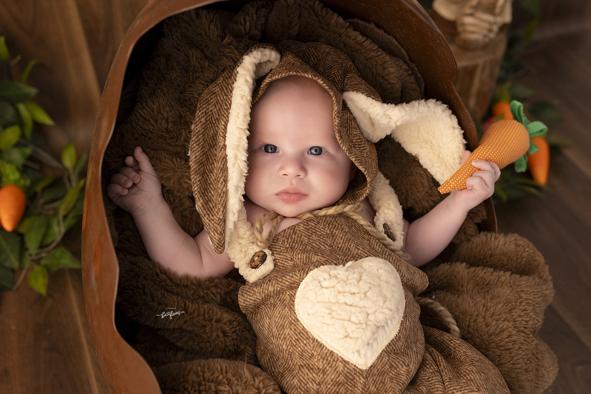 o menino olha para as fotos de acompanhamento mensal