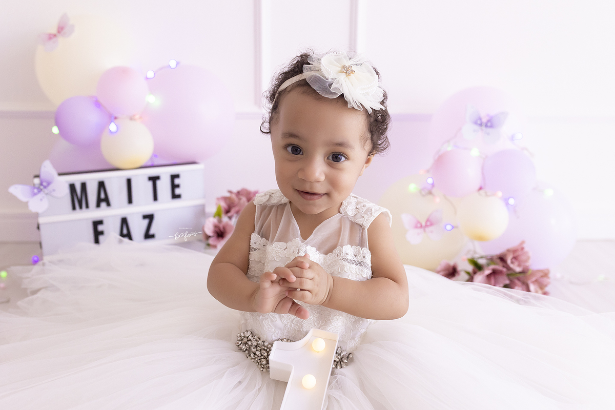 a menina posa para as fotos deum ano