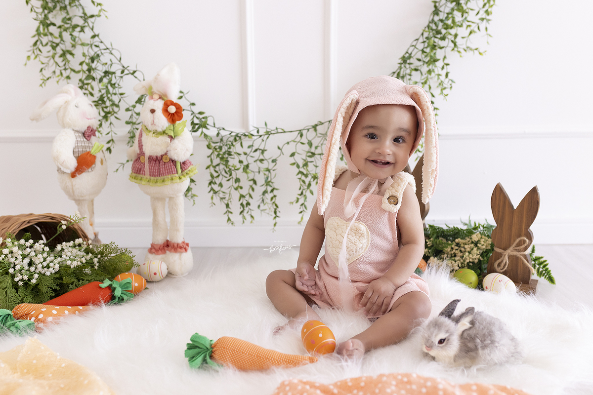 a bebe esta vestida de coelho para as fotos mensais