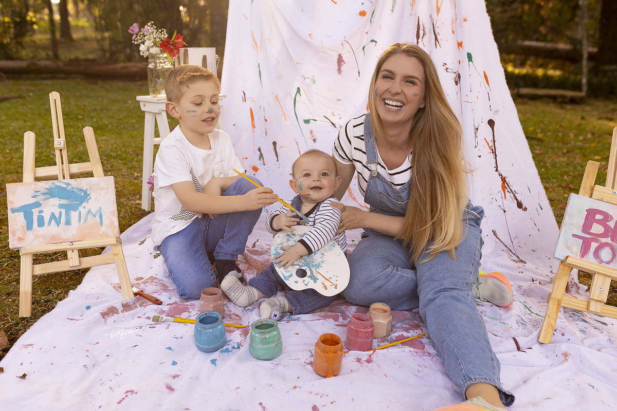 a mae se diverte com as criancas no ensaio externo em caxias do sul