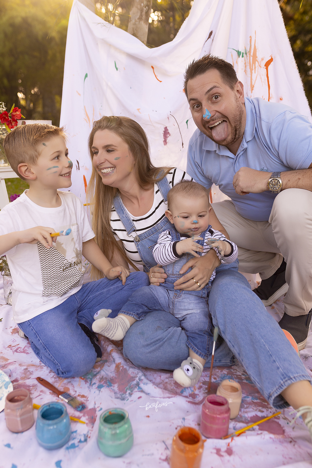 a familia toda participa da brincadeira com tintas