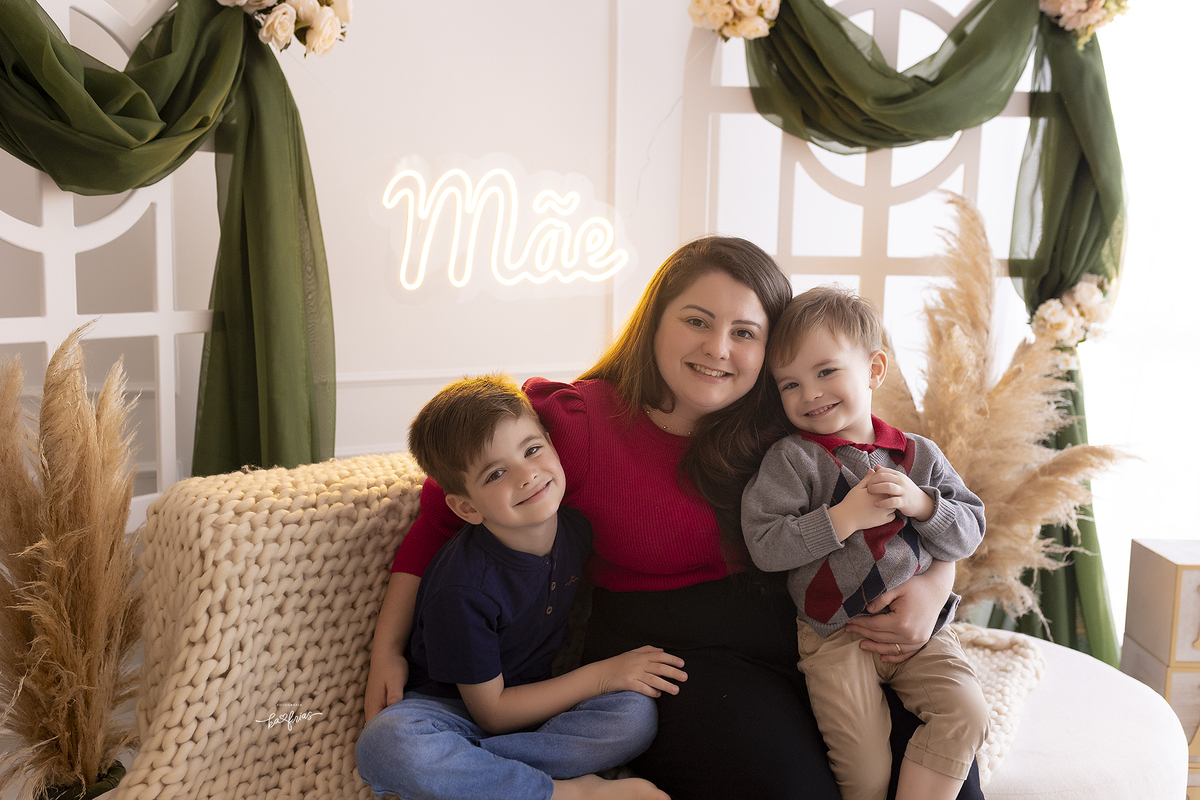 mae e filhos olham para a fotografa de caxias do sul, ka frias