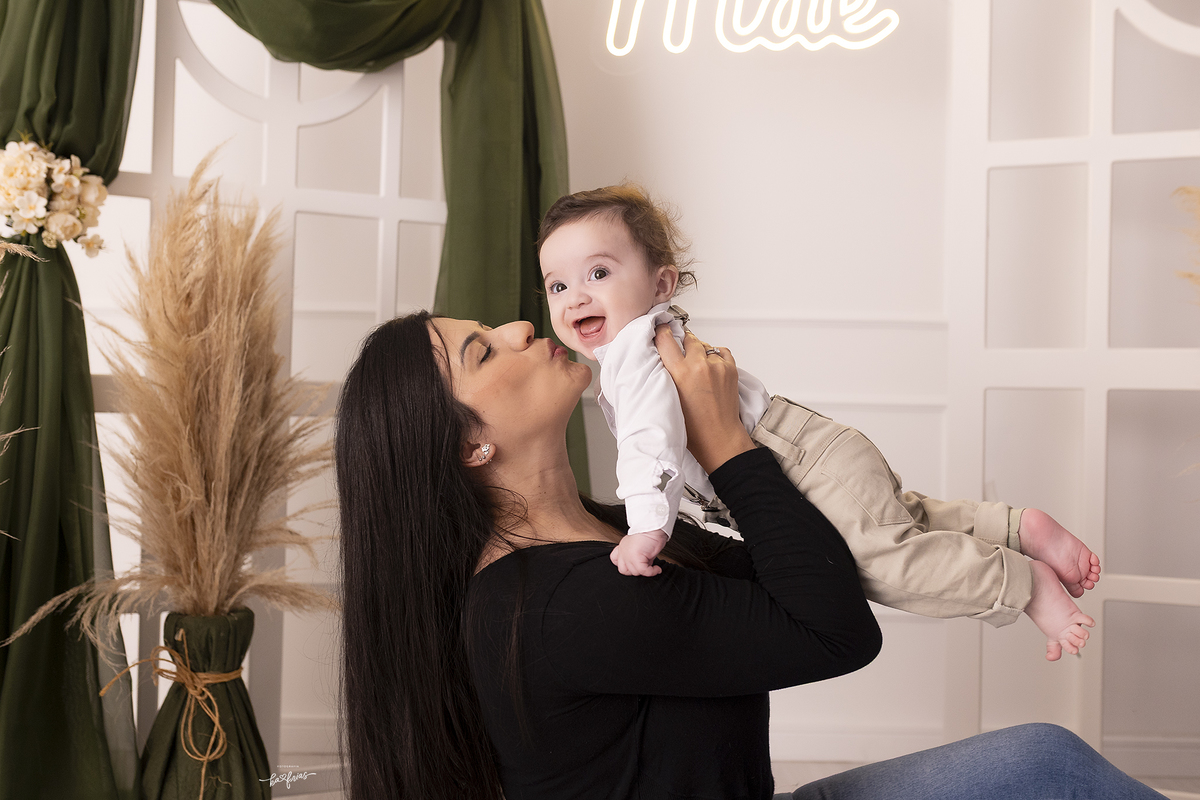 a mae beija o bebe no ensaio em caxias do sul-rs