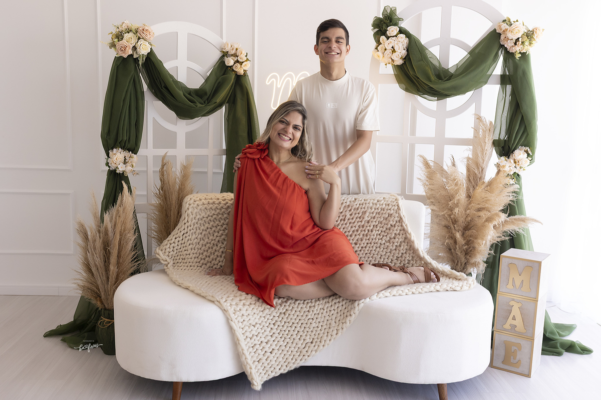 mae e filho posam nas fotos em estudio