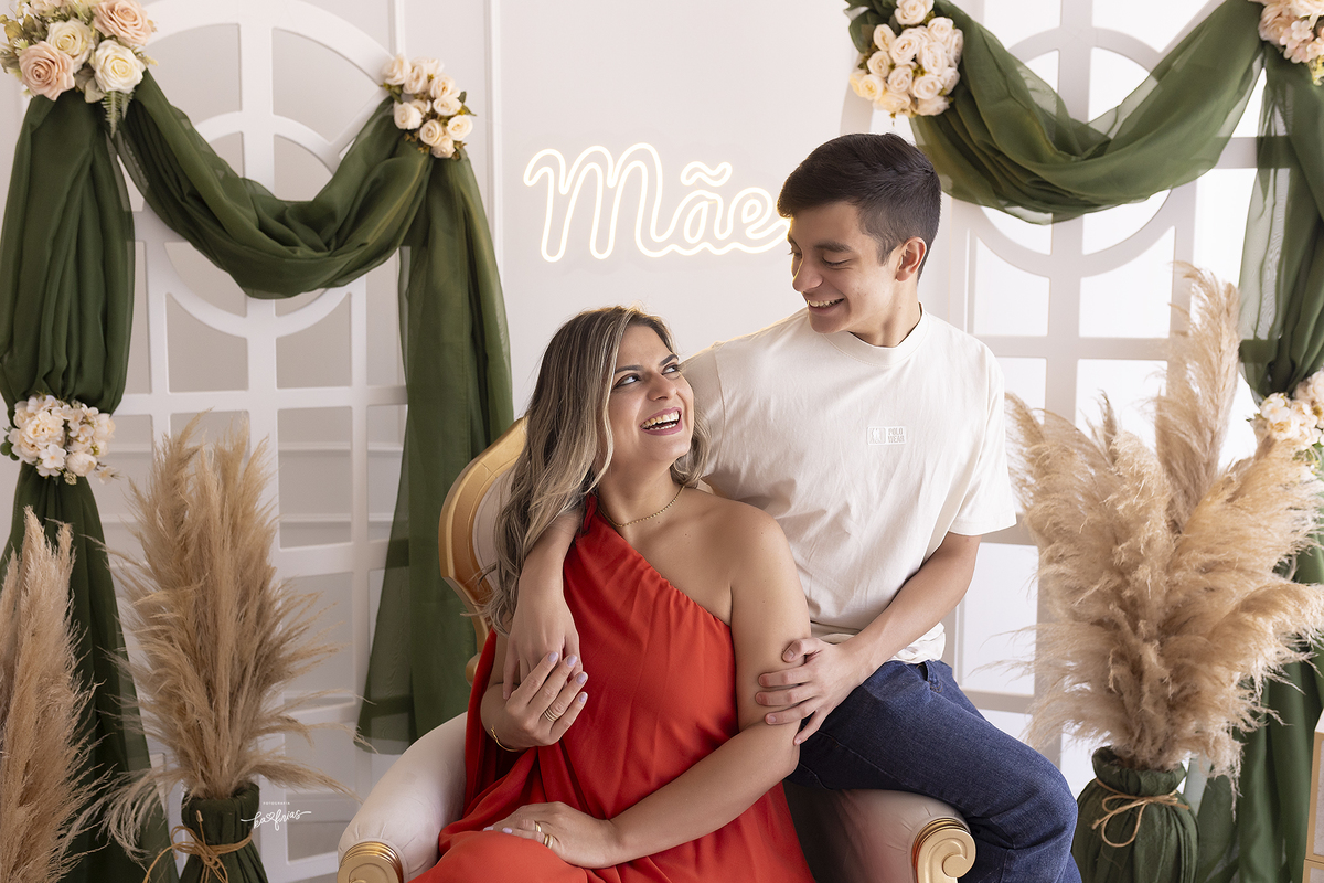 mae e filho se olham na sessão de dia das maes