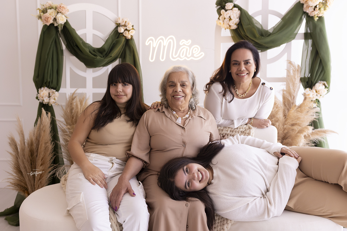 a avo posa com a filha e as netas no ensaio de maes