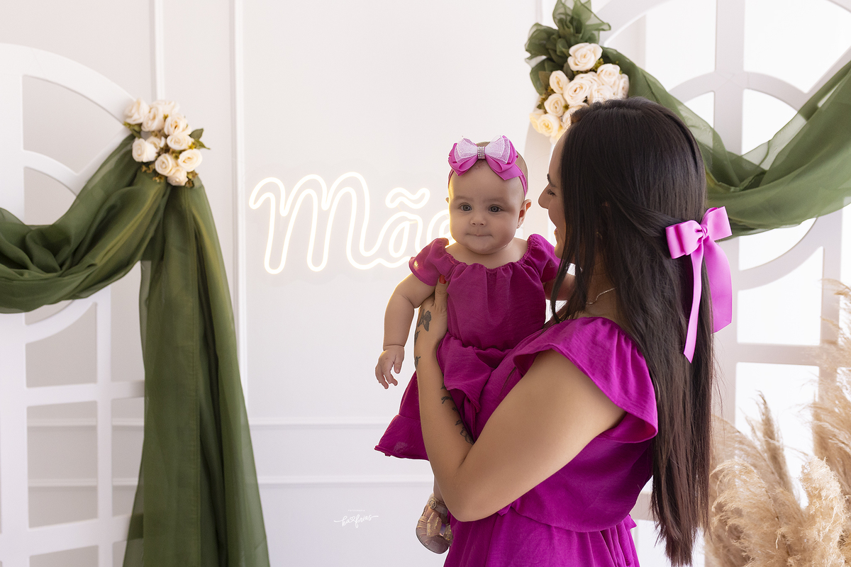 a mae brinca com a filha nas fotos de dia das maes em caxias do sul-rs