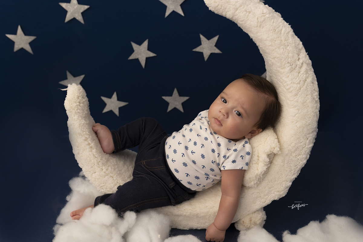 o bebe esta na sessão de fotos em caxias do sul