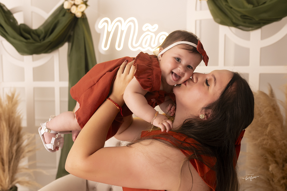 a mae beija a filha no ensaio de maes 2025