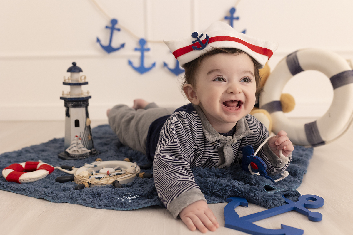 o bebe sorri no ensaio de acompanhamento mensal