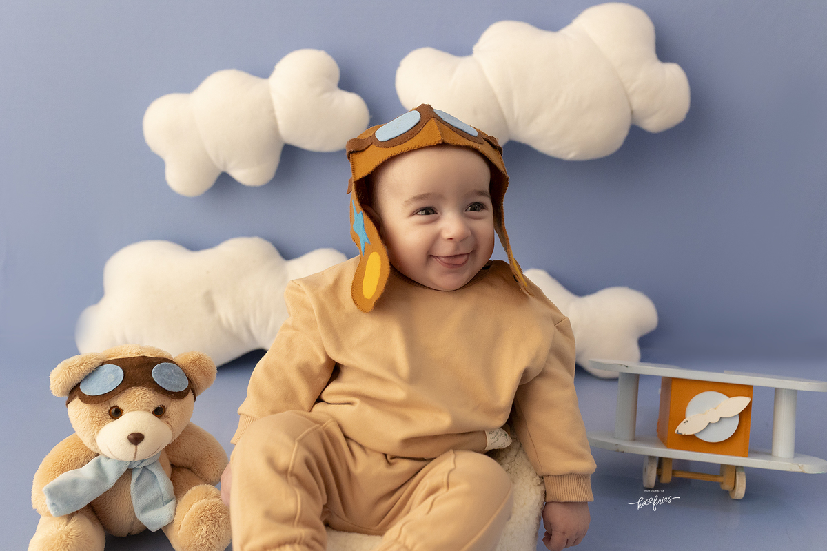 o bebe sorri nas fotos de acompanhamento mensal