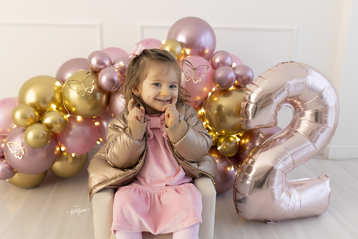 a menina sorri no ensaio de 2 anos