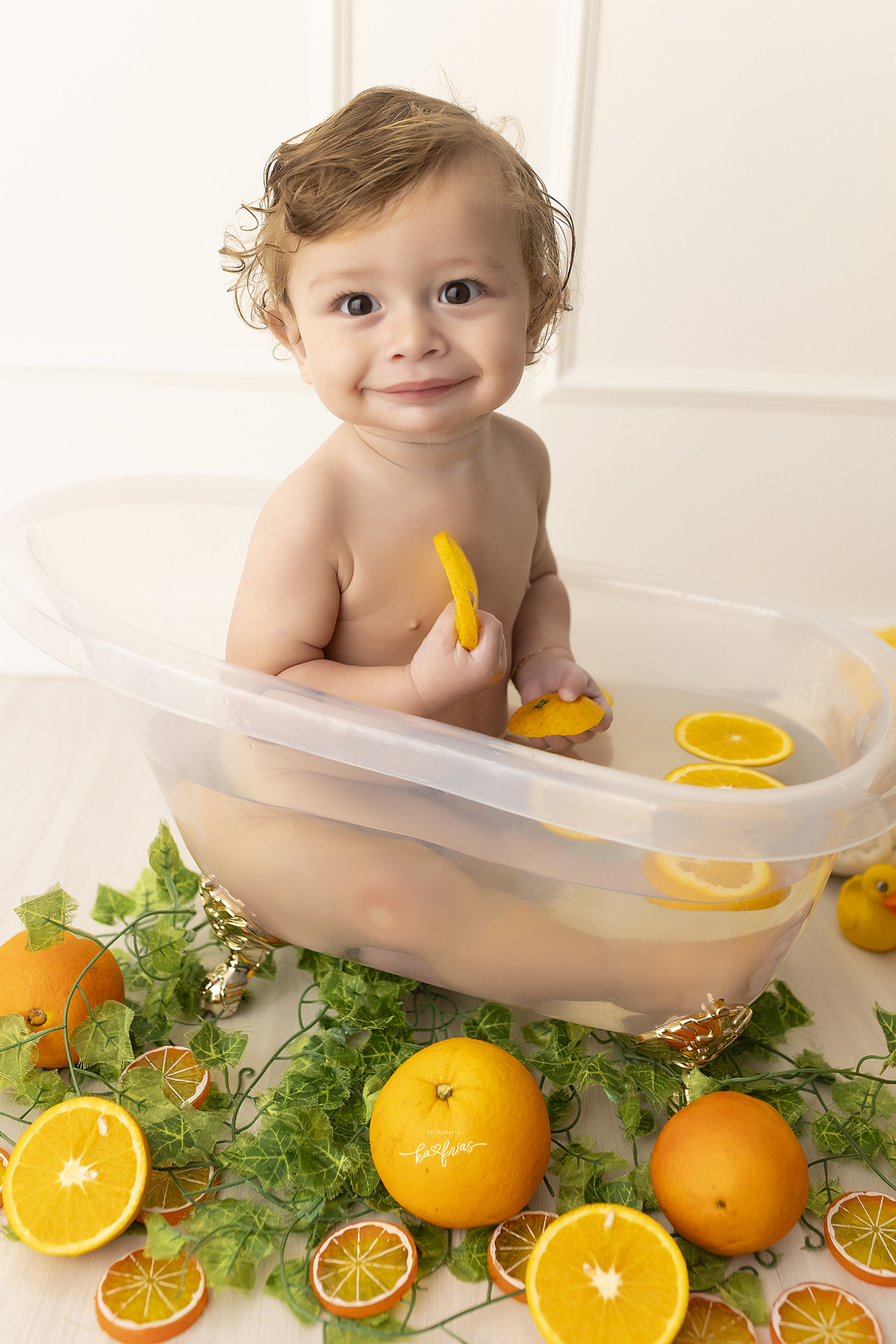 o menino olha para a fotografa de bebes de caxias do sul