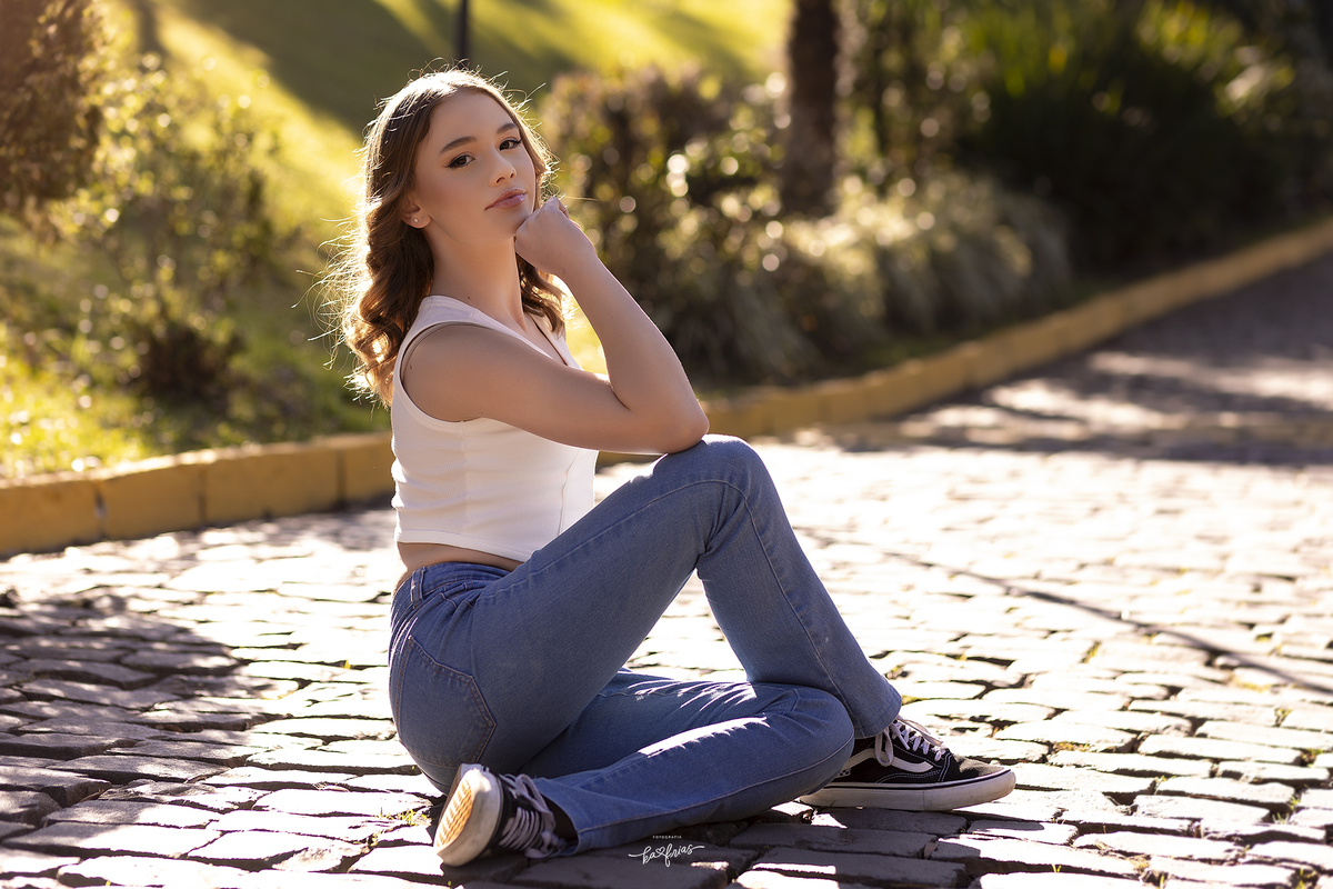 a menina posa para as fotos de 15 anos