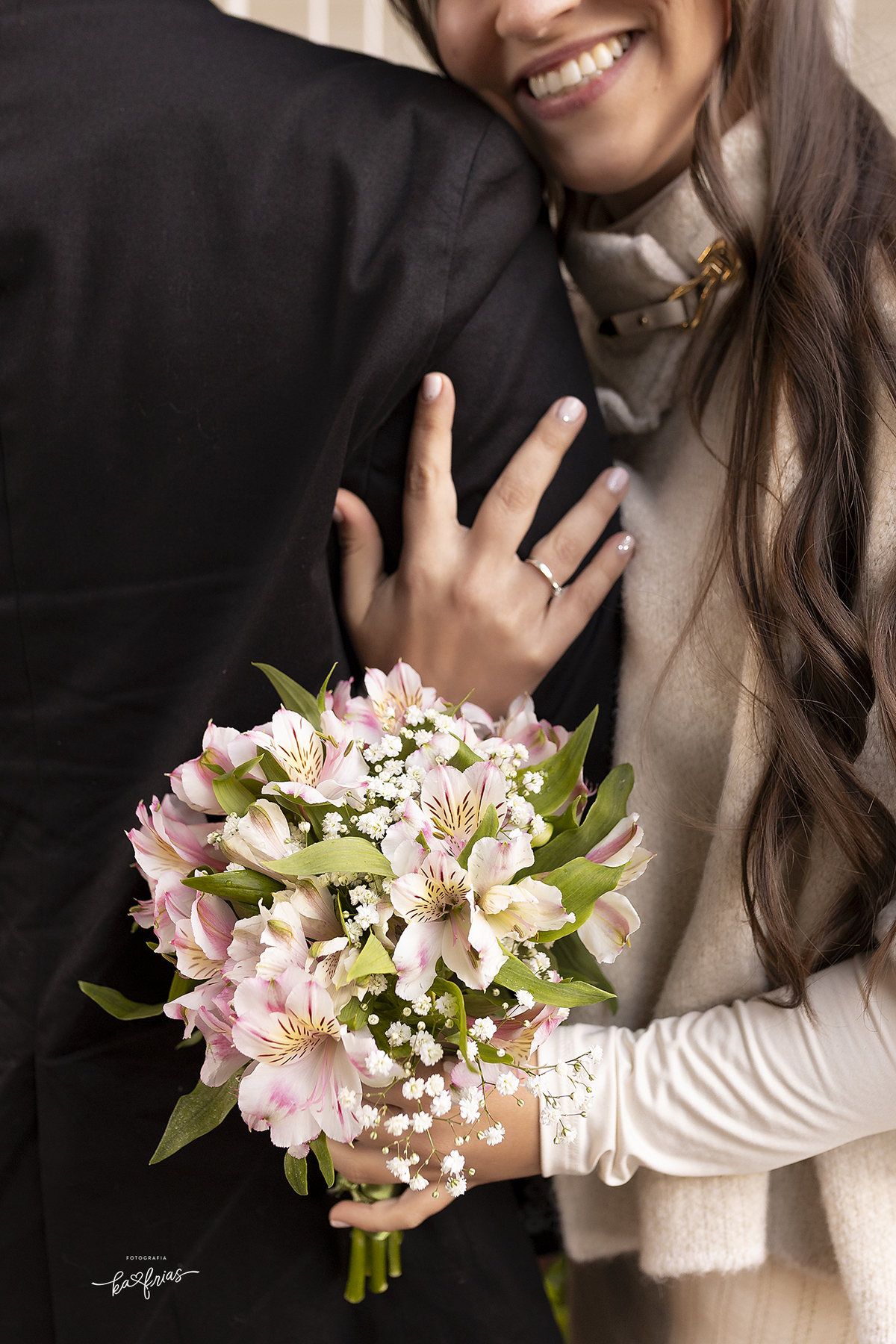 a noiva abraca o noivo nas fotos de casamento