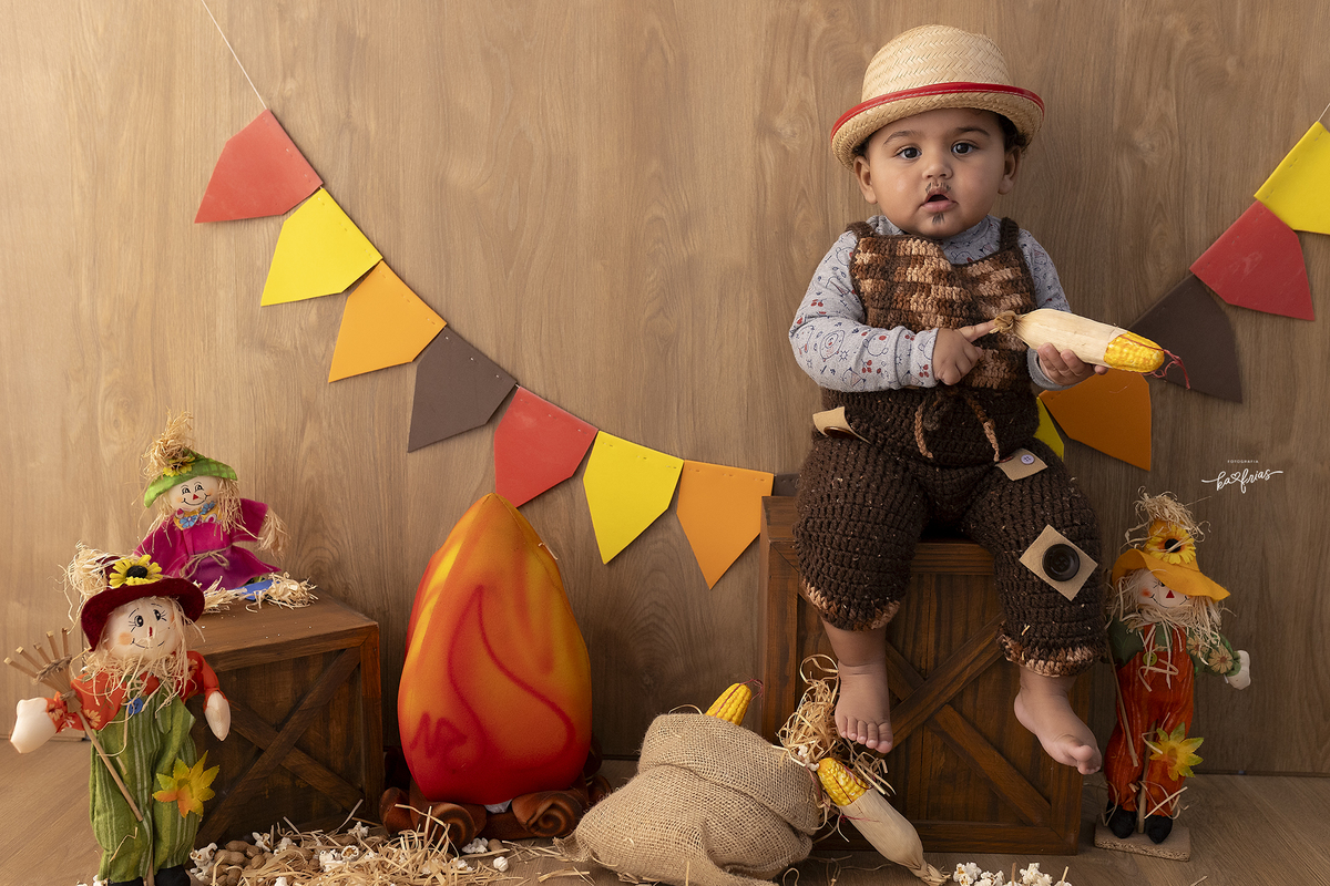 o bebe sorri nas fotos de caipira