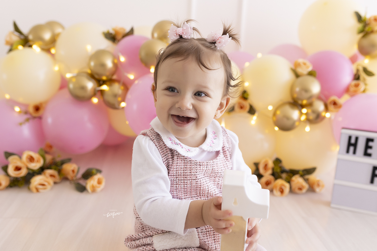 a bebe sorri para a fotografa de bebes de caxias do sul, ka frias