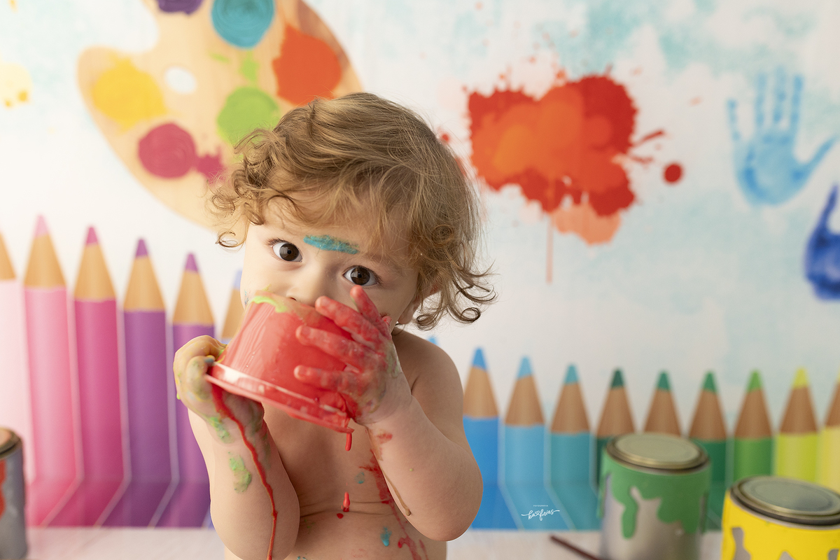 o bebe se lambuza com tinta nas fotos mensais