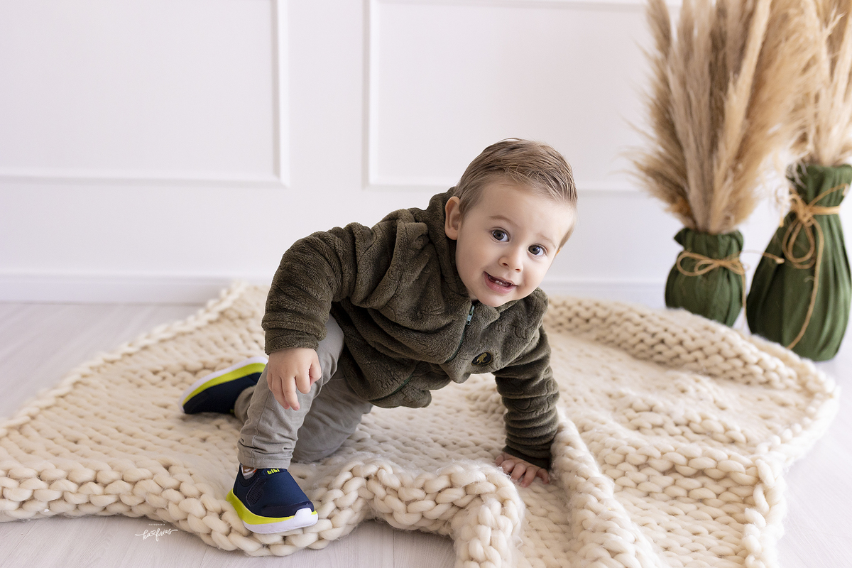 o bebe brinca durante sessão de fotos em caxias do sul