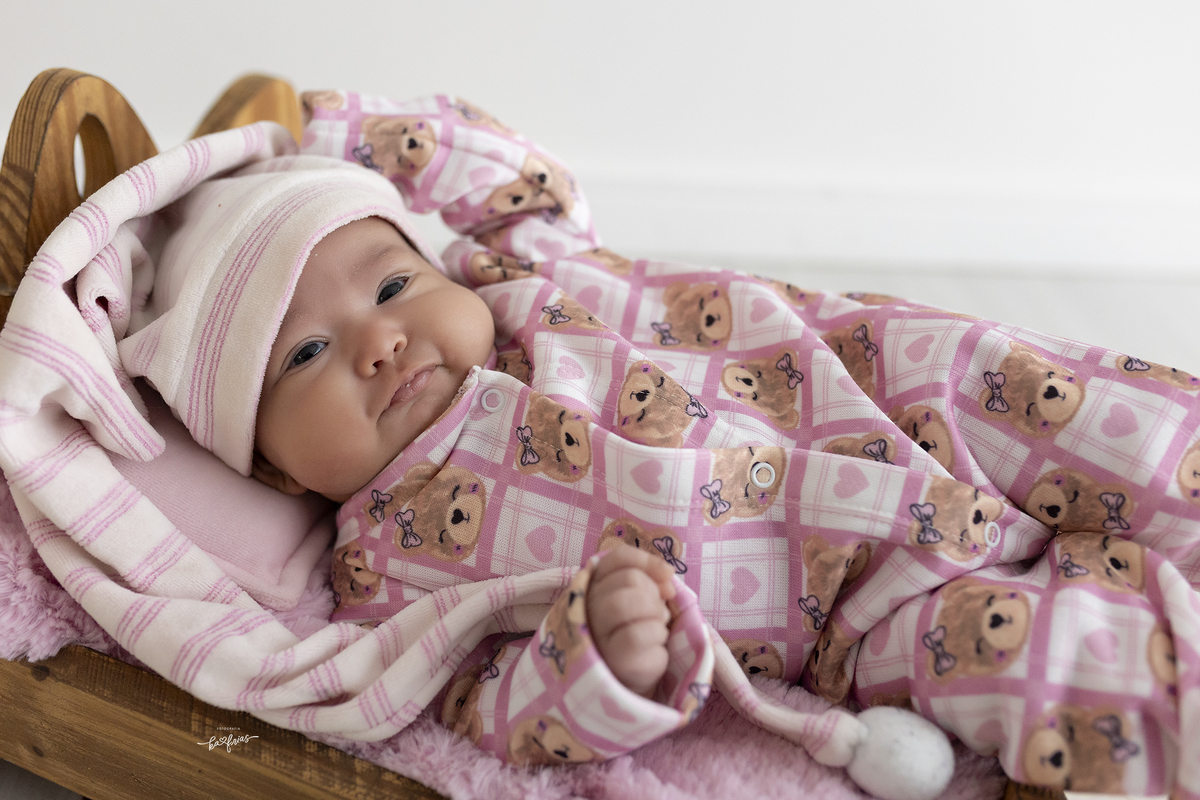a bebe sorri no ensaio de bebe em caxias do sul