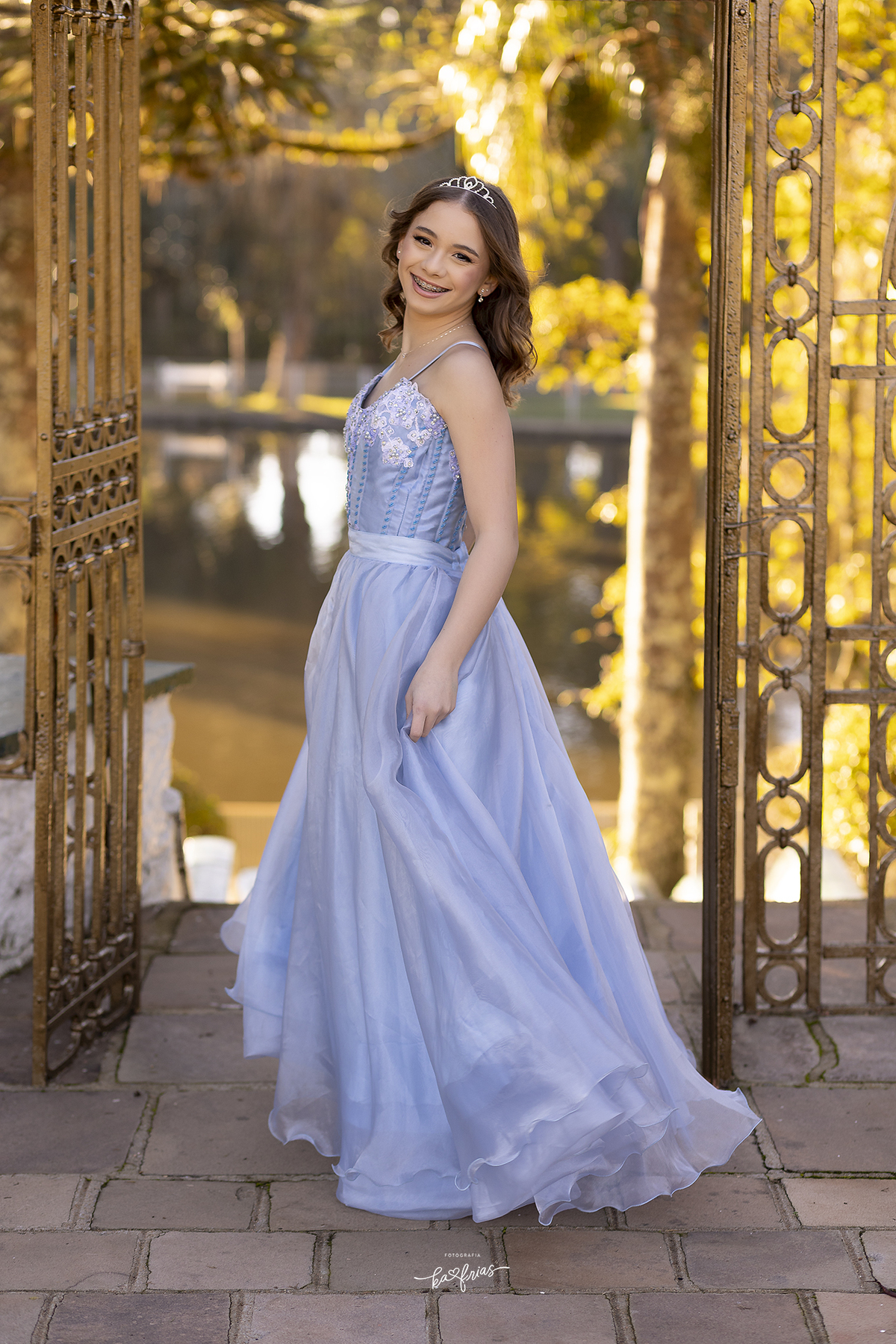 a menina sorri durante as fotos de 15 anos
