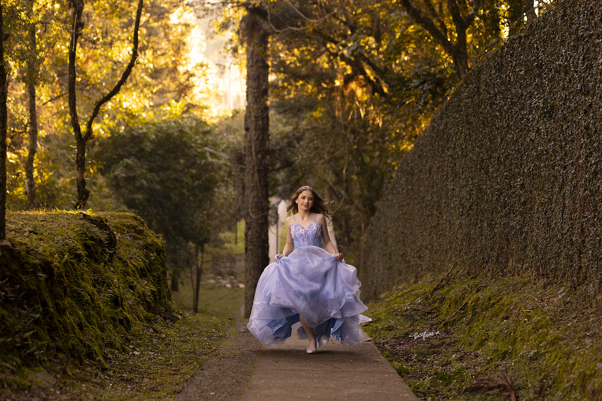 a debutante corre durante sessão de fotos