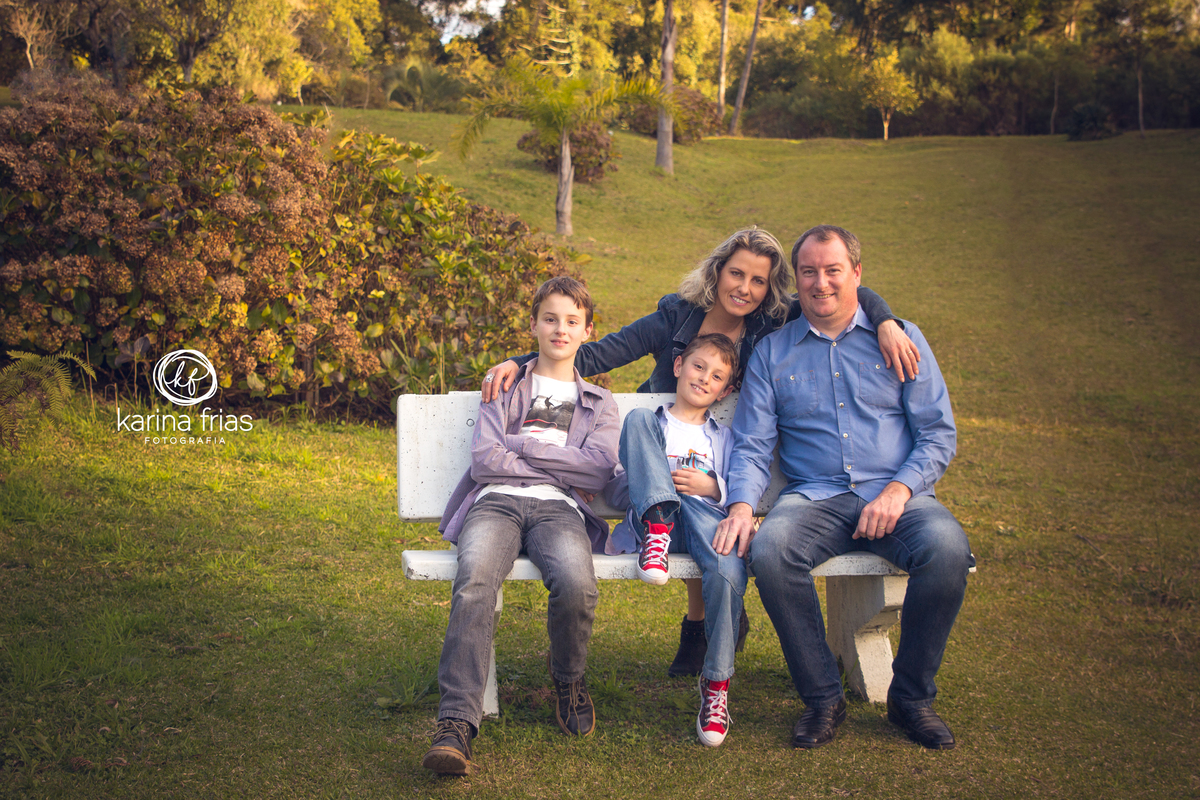 casal com dois filhos fotografando 