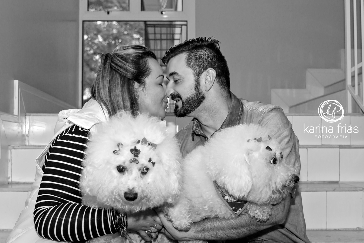 casal levou cachorros para o ensaio