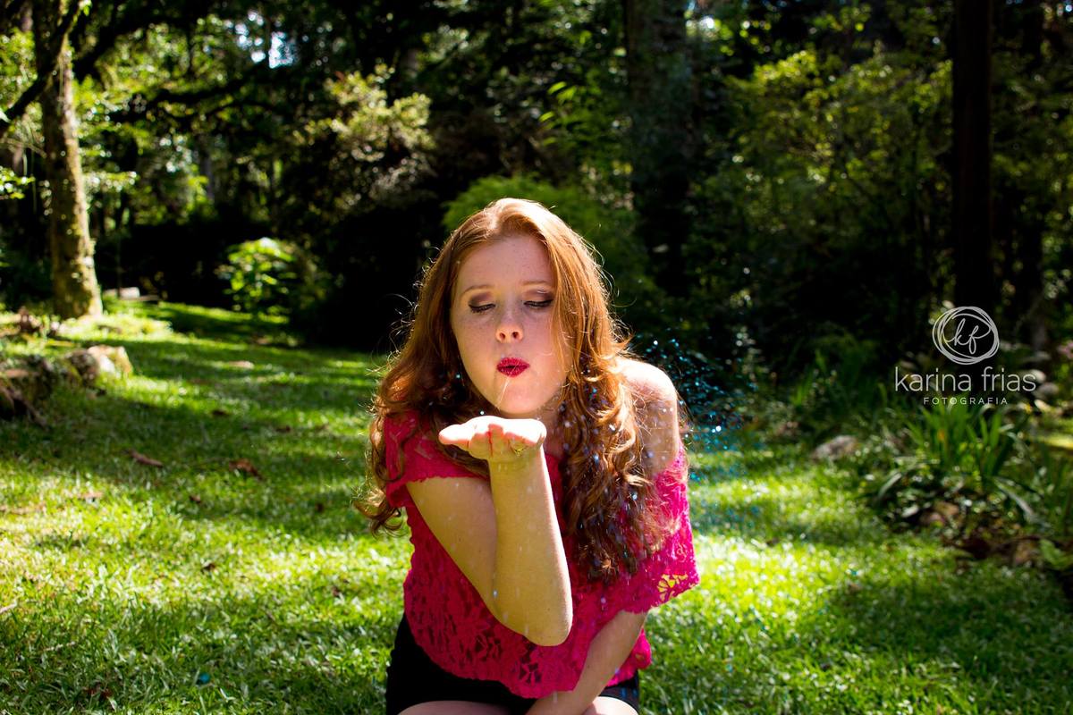 book dos 15 anos com modelo assoprando o gliter