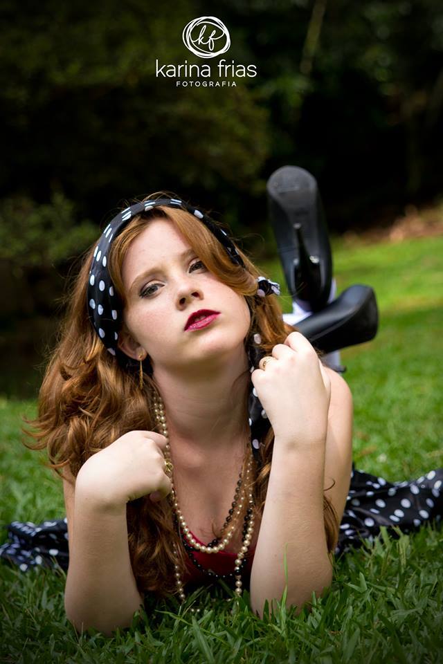 A fotografia de 15 anos da modelo teve figurino pinup