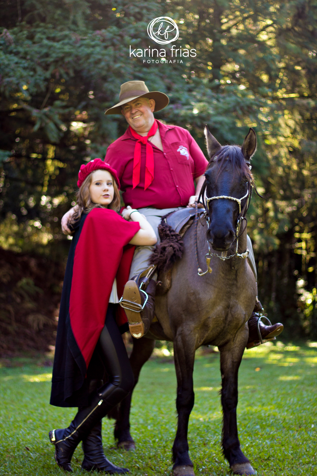 menina de 15 anos leva a egua para o ensaio externo