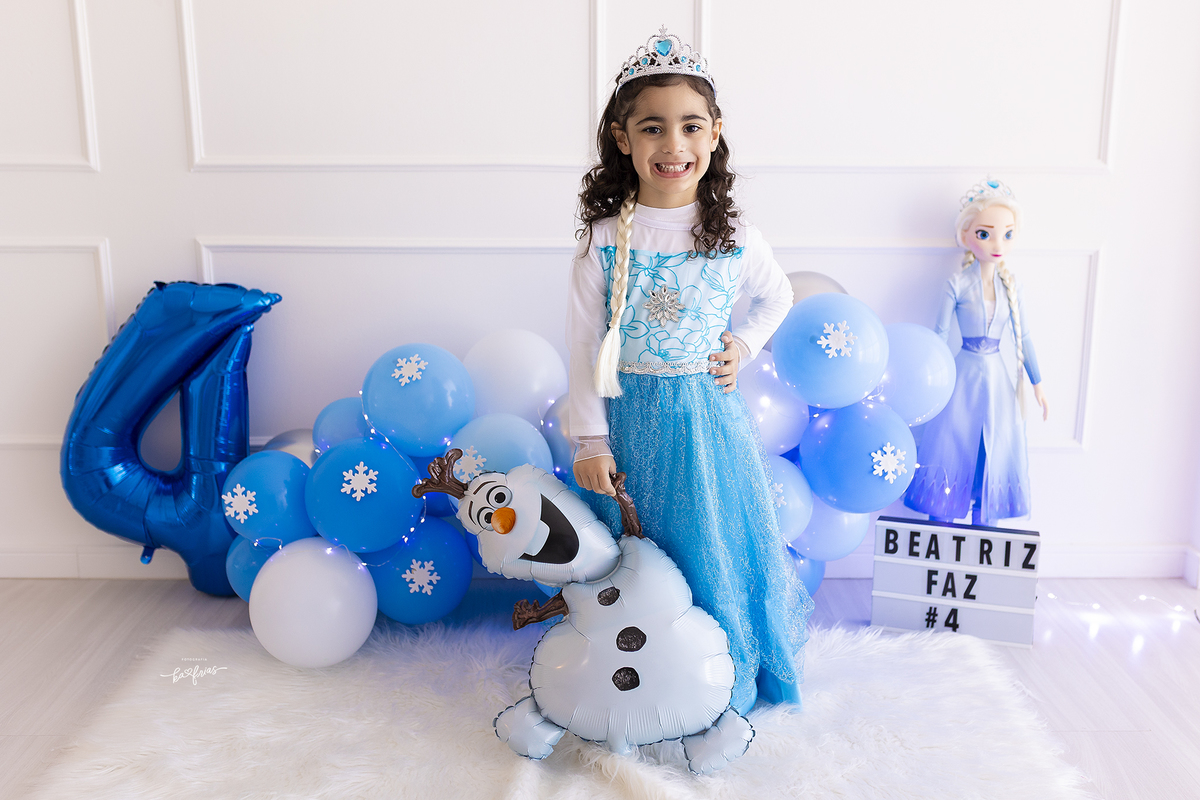 a menina esta vestida de elza para as fotos de 4 anos
