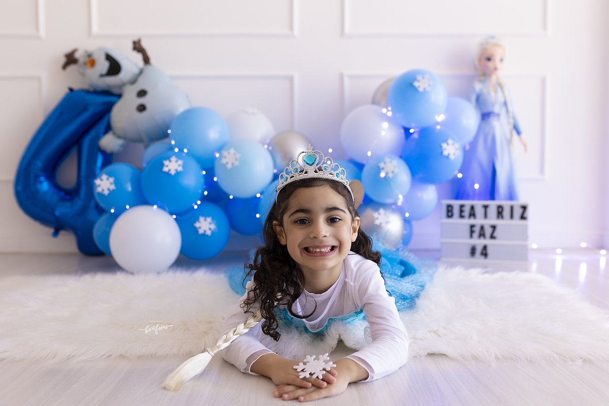 a menina sorri para a fotografa de criancas de caxias do sul, ka frias