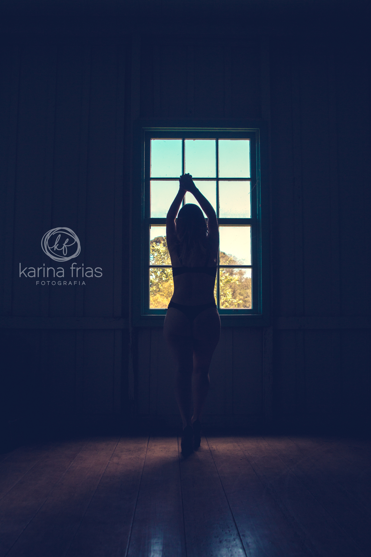 modelo reproduz pose de paola de oliveira em ensaio sensual