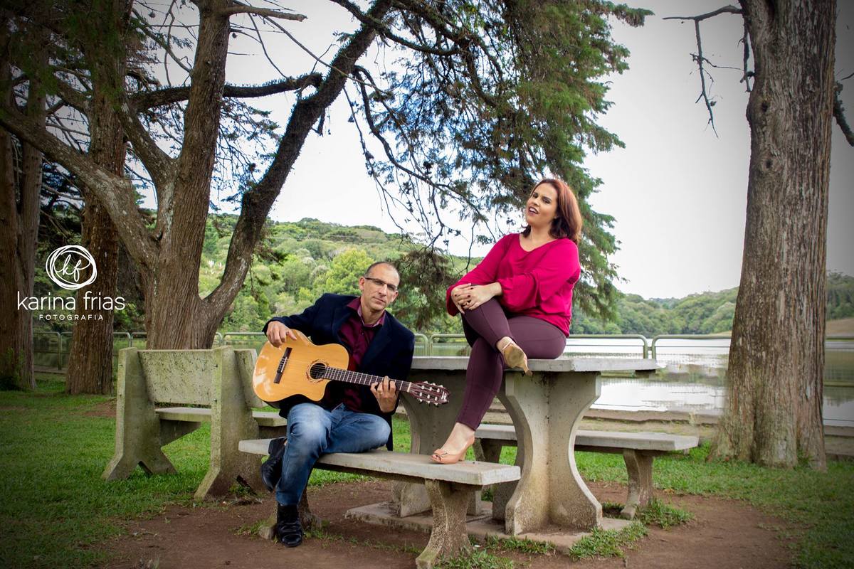 os dois cantores sendo fotografados por Karina Frias