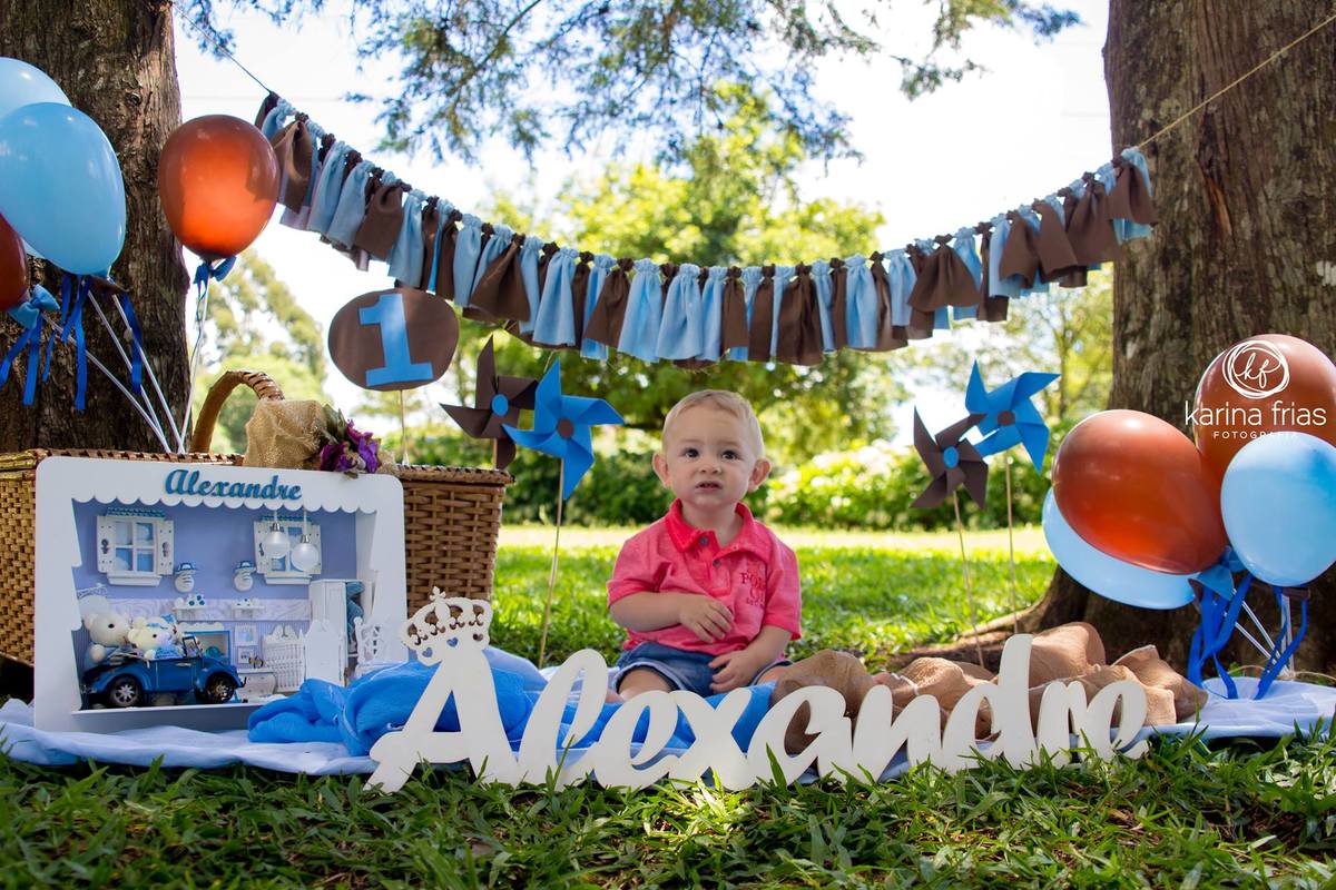 A criança aguarda o bolo para fazer as fotos do book smash the cake