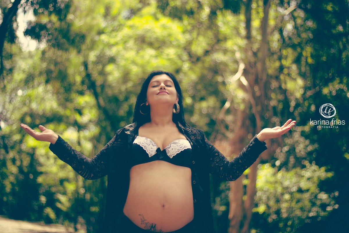 Modelo inspira para seu book de gestante em parque.
